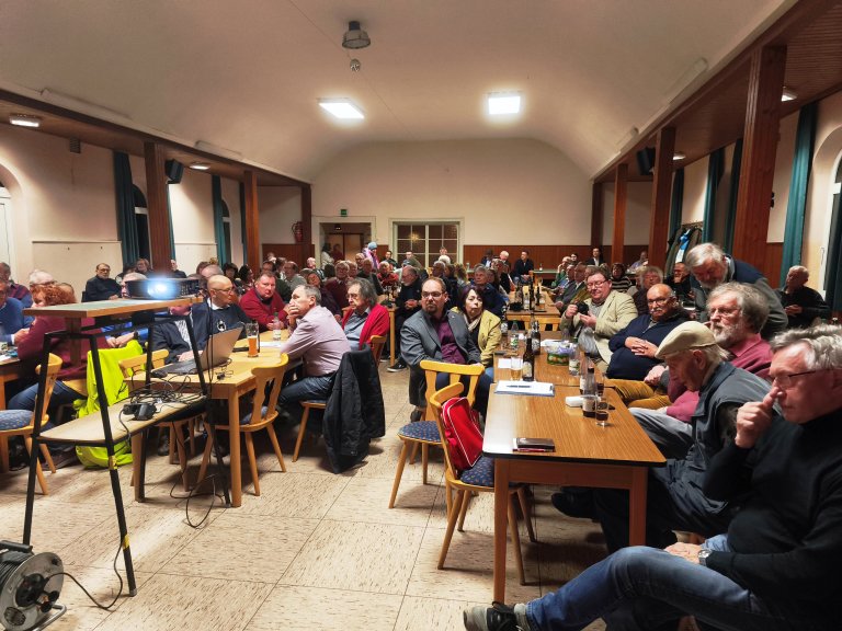 Interessierte Zuhörer im vollbesetzten Vereinshaussaal